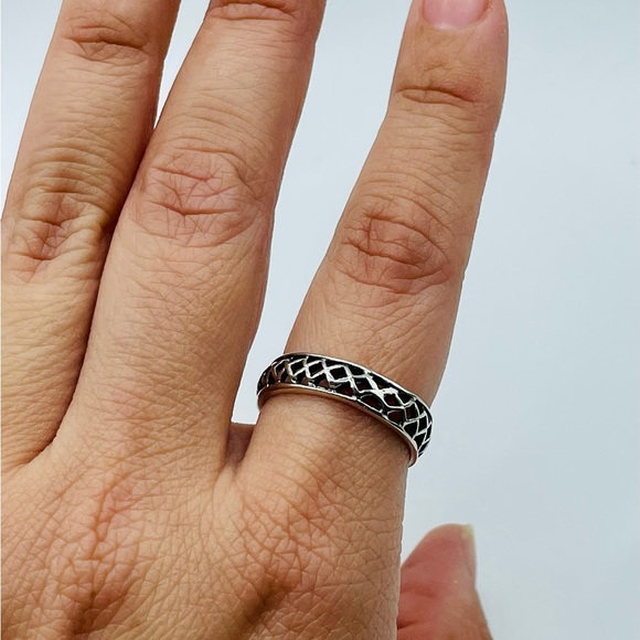 Vintage Criss Cross/Mesh Pattern Sterling Silver 925 Ring Band - Picture 3 of 10